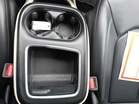 Used 2023 Chrysler Pacifica Touring-L FWD image 29