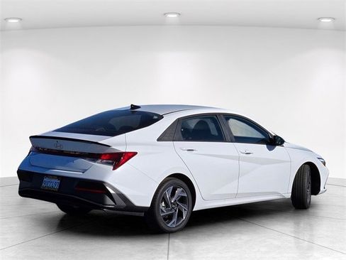 Used 2025 Hyundai Elantra Sport image 6