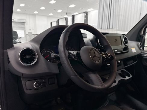 Used 2025 Mercedes-Benz Sprinter 2500 image 10