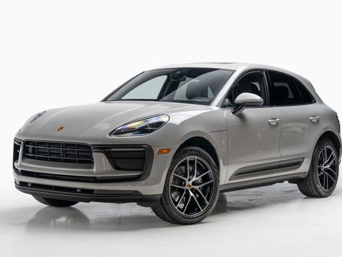 Used 2022 Porsche Macan AWD/4WD image 2