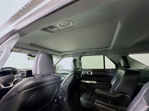 Used 2020 Ford Explorer XLT w/ Equipment Group 202A image 13