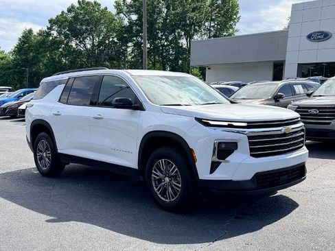 Used 2025 Chevrolet Traverse LT w/ Driver Confidence Package FWD image 2
