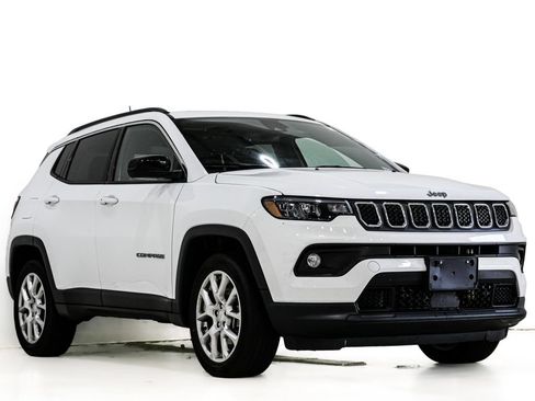 Used 2023 Jeep Compass Latitude w/ Sun and Sound Group AWD/4WD image 1