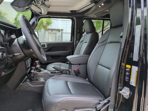 Used 2025 Jeep Wrangler Unlimited Sahara AWD/4WD image 17