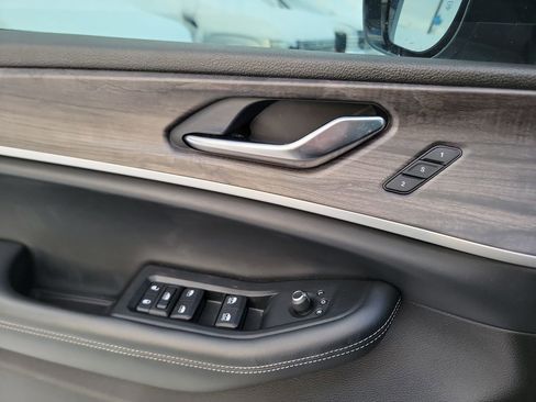 Used 2022 Jeep Grand Cherokee L Limited image 11