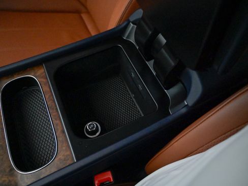 Used 2023 Bentley Bentayga image 32