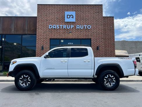 Used 2017 Toyota Tacoma TRD Off-Road AWD/4WD image 3
