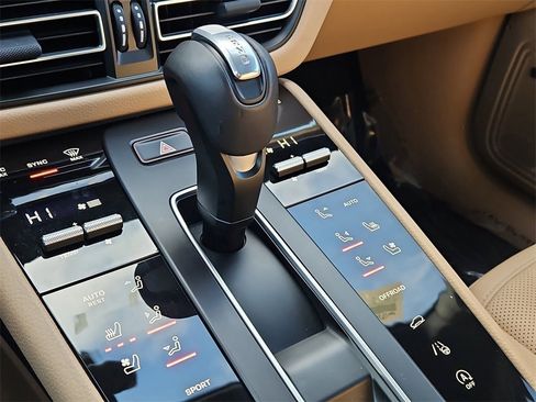 Certified 2025 Porsche Macan image 34