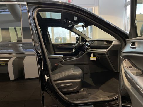 Used 2025 Jeep Grand Cherokee Laredo X image 36