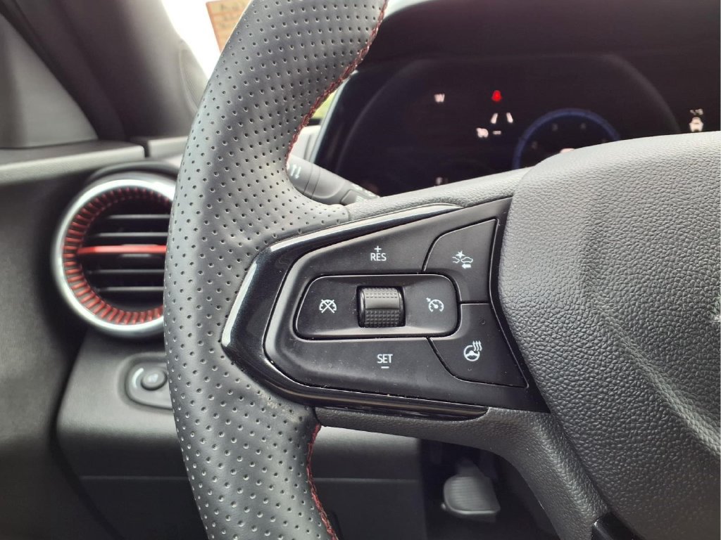 Used 2025 Chevrolet Trax RS FWD image 16