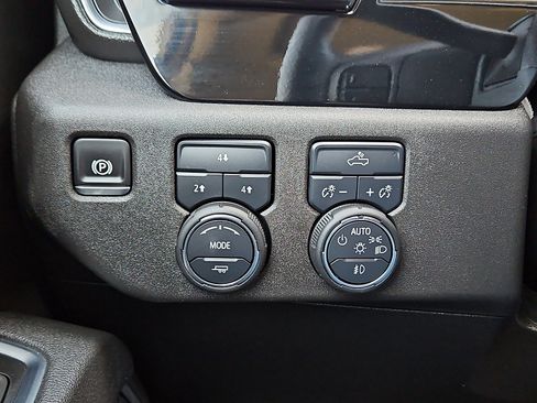 Used 2025 Chevrolet Silverado 2500 LT w/ Convenience Package image 13