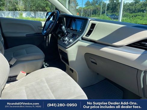 Used 2020 Toyota Sienna L FWD image 17