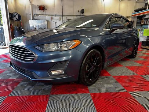 Used 2019 Ford Fusion SE w/ Equipment Group 151A FWD image 3