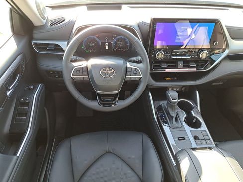 New 2026 Toyota Highlander Platinum image 14