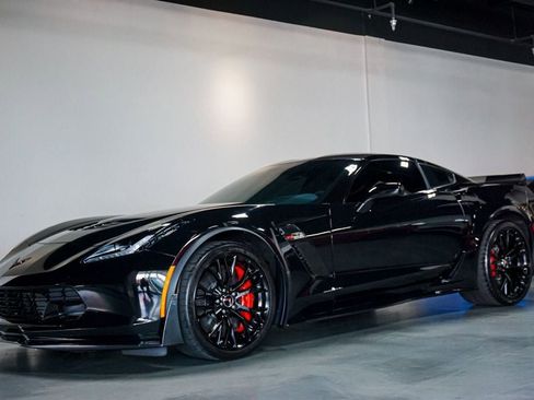 Used 2015 Chevrolet Corvette Z06 w/ 3LZ Preferred Equipment Group RWD image 3