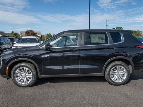New 2024 Mitsubishi Outlander ES image 3