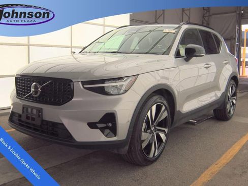 Used 2025 Volvo XC40 B5 Plus AWD/4WD image 1