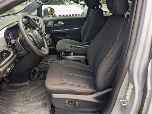 Used 2023 Chrysler Pacifica Touring image 6