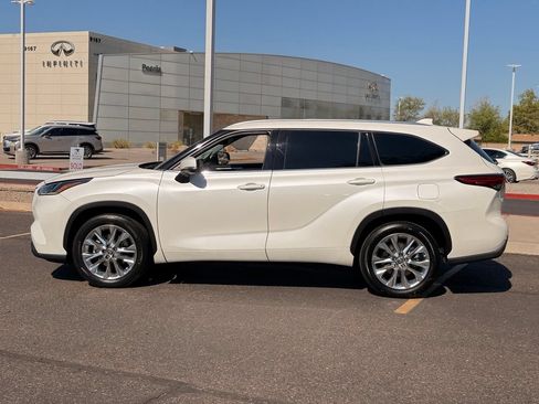 Used 2020 Toyota Highlander Limited FWD image 3