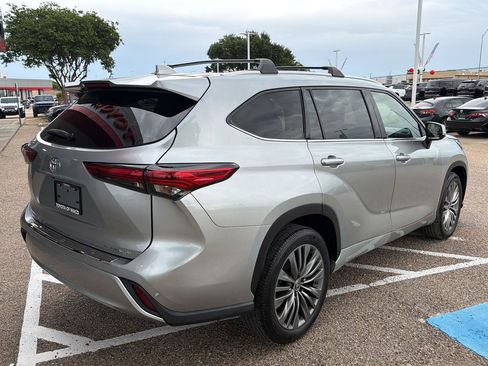 Used 2022 Toyota Highlander Platinum image 3