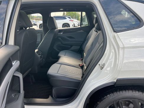 Certified 2025 Volkswagen Tiguan SE R-Line FWD image 30
