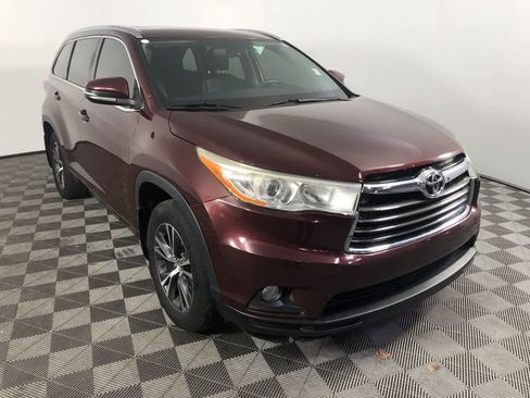 Used 2016 Toyota Highlander XLE image 2