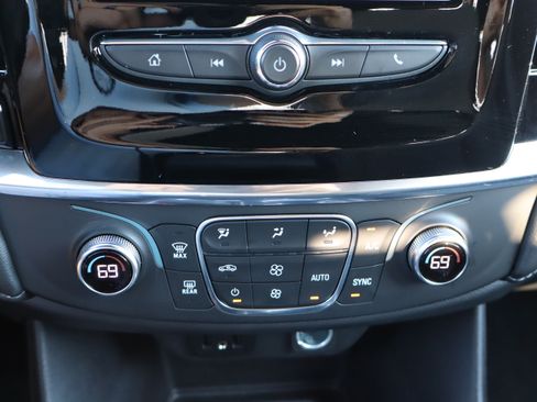 Used 2023 Chevrolet Traverse LT FWD image 28