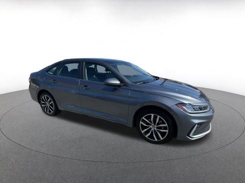 Used 2025 Volkswagen Jetta SE image 2