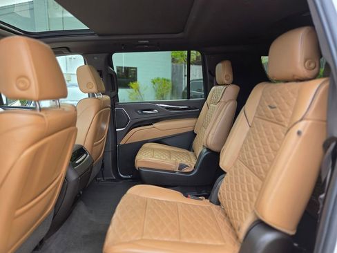 Used 2021 Cadillac Escalade ESV Premium Luxury AWD/4WD image 23