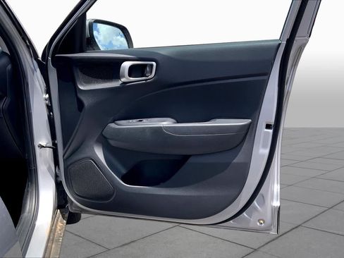 Used 2025 Hyundai Venue SEL FWD image 23