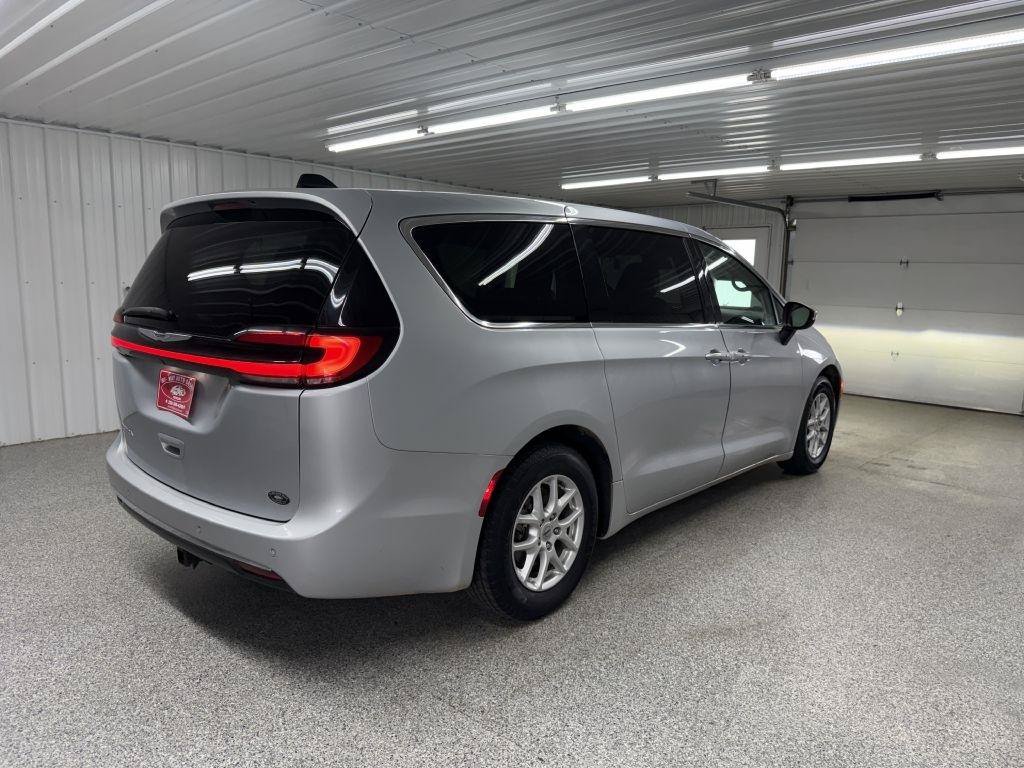 Used 2023 Chrysler Pacifica Touring-L FWD image 7