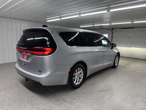 Used 2023 Chrysler Pacifica Touring-L FWD image 7