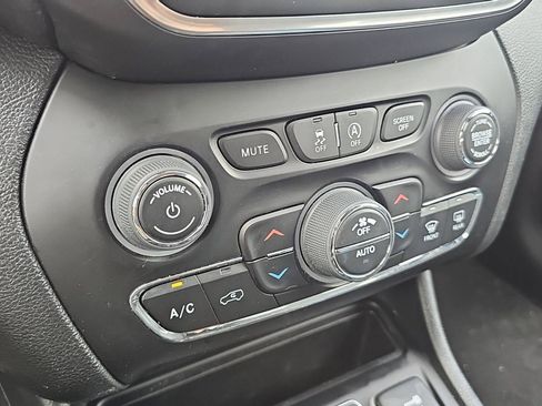 Used 2023 Jeep Cherokee Altitude Lux AWD/4WD image 15
