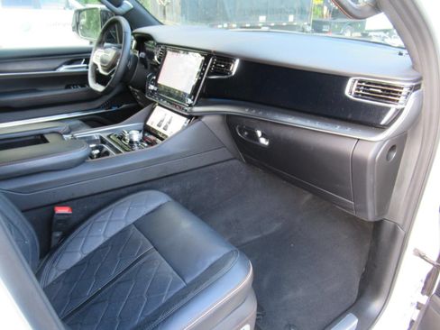 Used 2025 Jeep Grand Wagoneer Series III w/ Rear Seat Video Group 1 AWD/4WD image 11