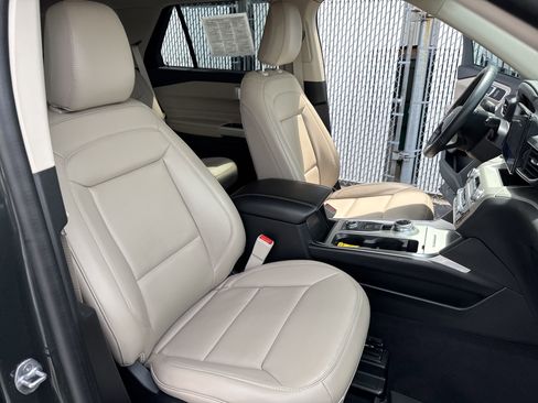 Used 2022 Ford Explorer XLT w/ Equipment Group 202A image 25