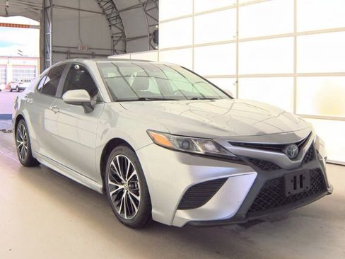 Used 2020 Toyota Camry SE FWD image 3