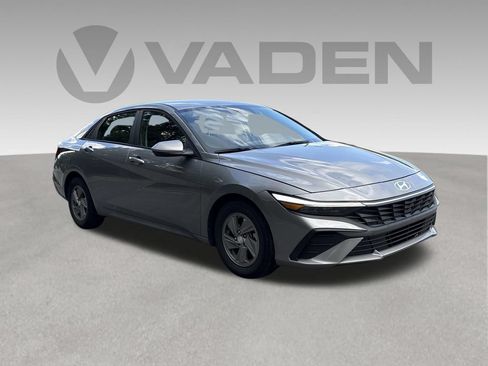 Used 2025 Hyundai Elantra SE FWD image 25