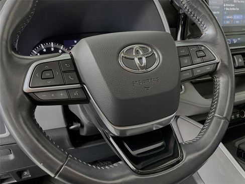 Used 2021 Toyota Highlander XLE image 16