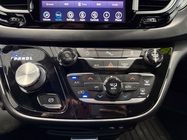 Used 2018 Chrysler Pacifica Touring-L w/ Premium Audio Group FWD image 18