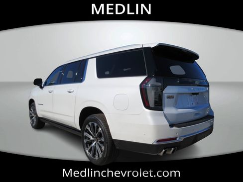 Used 2025 Chevrolet Suburban High Country AWD/4WD image 7