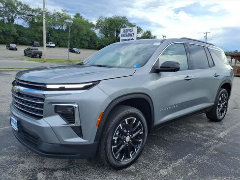 New 2026 Chevrolet Traverse LT w/ Sun and Wheel Package AWD/4WD image 7