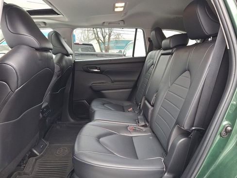 Used 2023 Toyota Highlander XLE image 16