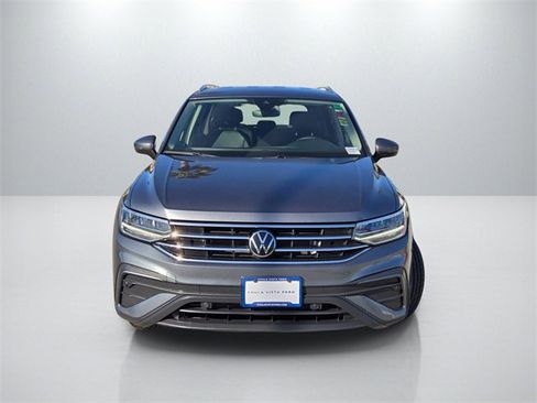 Used 2024 Volkswagen Tiguan SE image 2