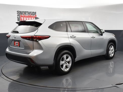 Used 2023 Toyota Highlander LE AWD/4WD image 4