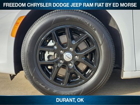 Used 2024 Chrysler Pacifica Touring-L image 8