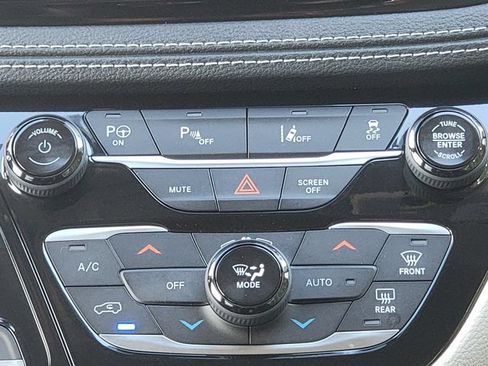 Used 2023 Chrysler Pacifica Touring-L FWD image 30