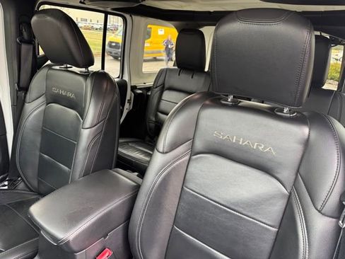 Used 2018 Jeep Wrangler Unlimited Sahara image 17