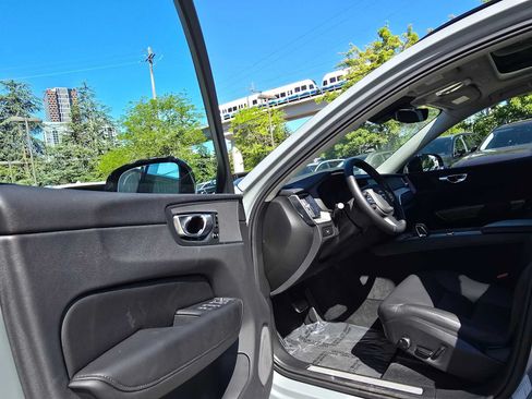 Used 2025 Volvo XC60 B5 Plus AWD/4WD image 21