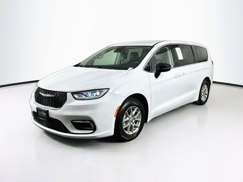 Used 2024 Chrysler Pacifica Touring-L FWD image 3