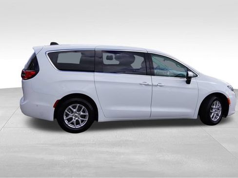 Used 2023 Chrysler Pacifica Touring-L FWD image 4